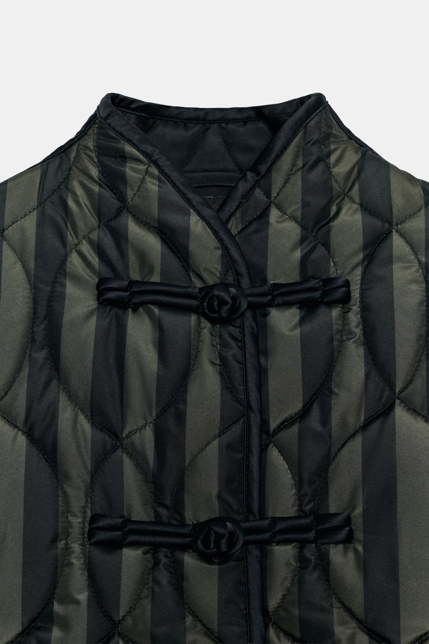 Женская куртка Zara Striped Quilted Jacket with Frog Fastenings, цвет: Тёмный хаки — фото 9