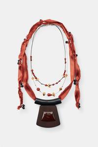 Balen� dvou hn�d�ch n�hrdeln�k�: jeden s d�ev�n�m p��v�skem a kor�lky, druh� dvojit� se ���rkou, uzl�ky a kovov�m �et�zkem.