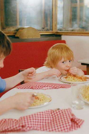 تيشرت مطبوع - أبيض مكسور الخاص بـ Zara