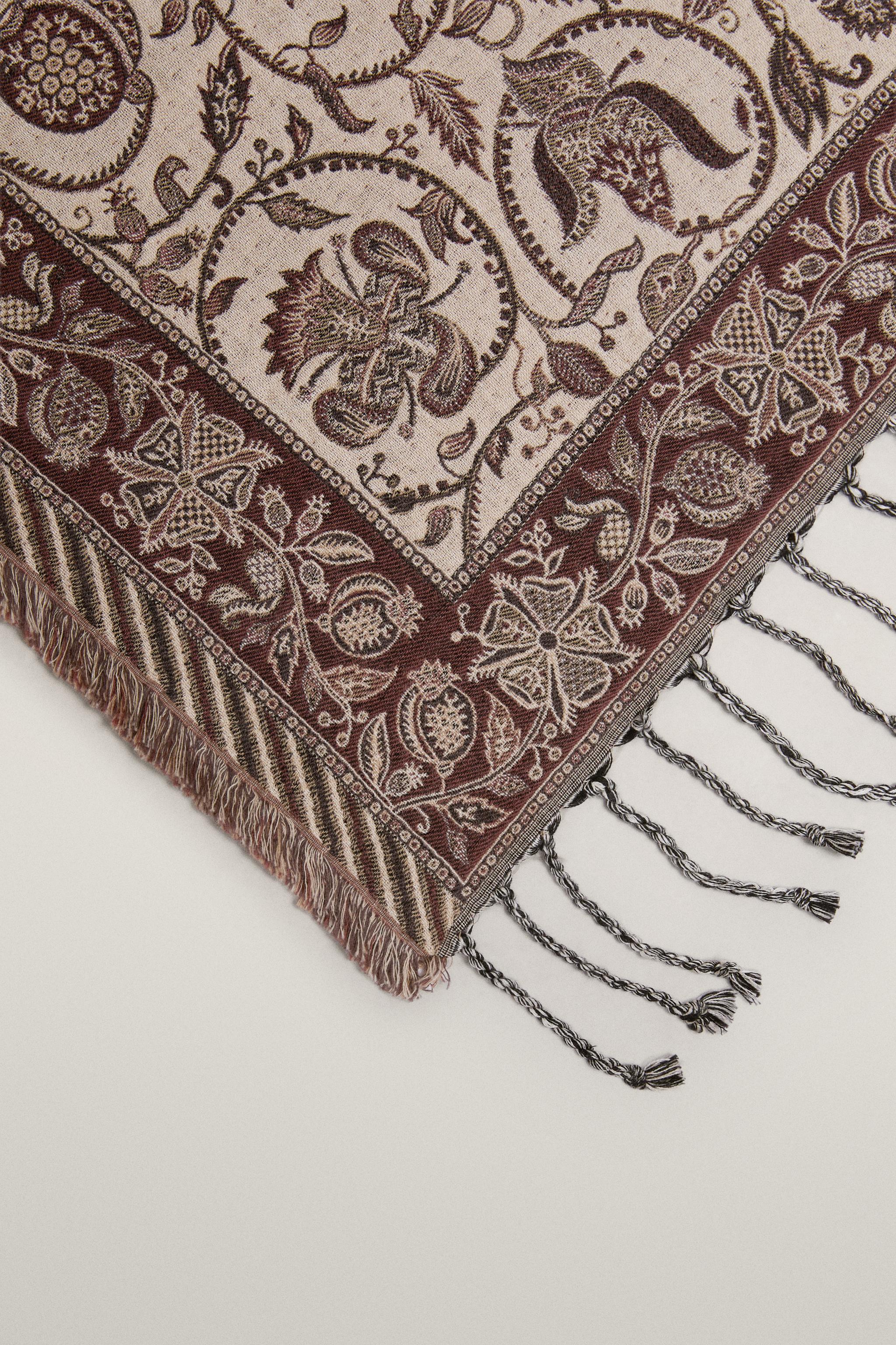 FLORAL JACQUARD BLANKET