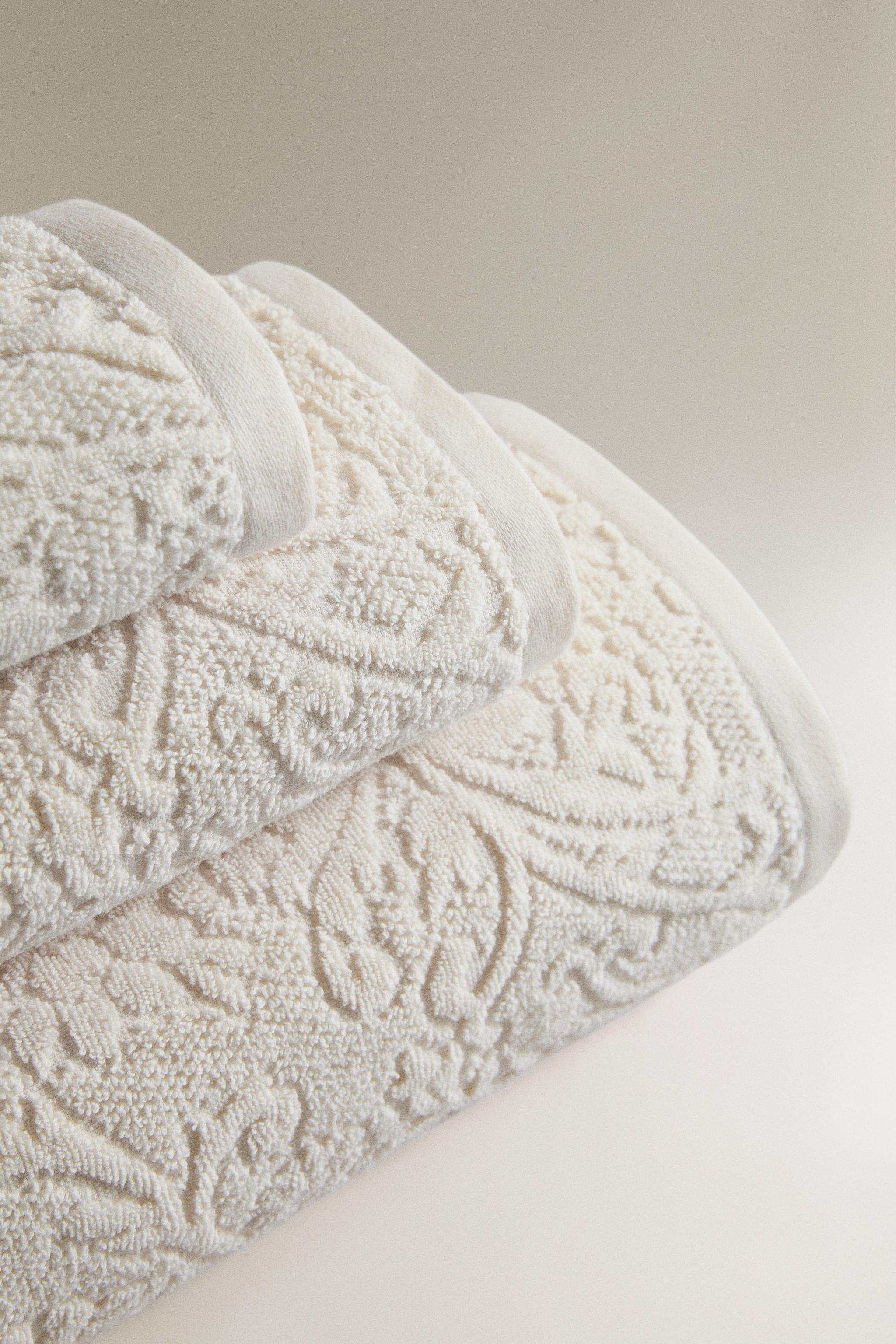 FLORAL JACQUARD BATH TOWEL — Ivory