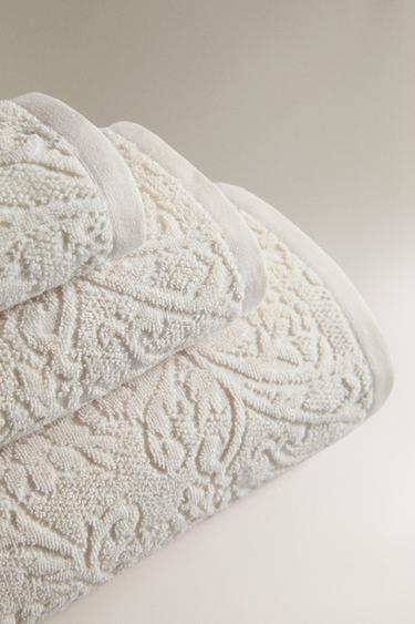 SERVIETTE DE BAIN JACQUARD FLEURS - Ivoire de Zara - Image 1
