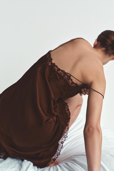 ROBE MIDI SATINÉE EN DENTELLE - Marron de Zara - Image 2