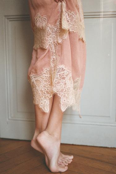 חצאית ג'ורג'ט תחרה משולבת - ורוד של Zara