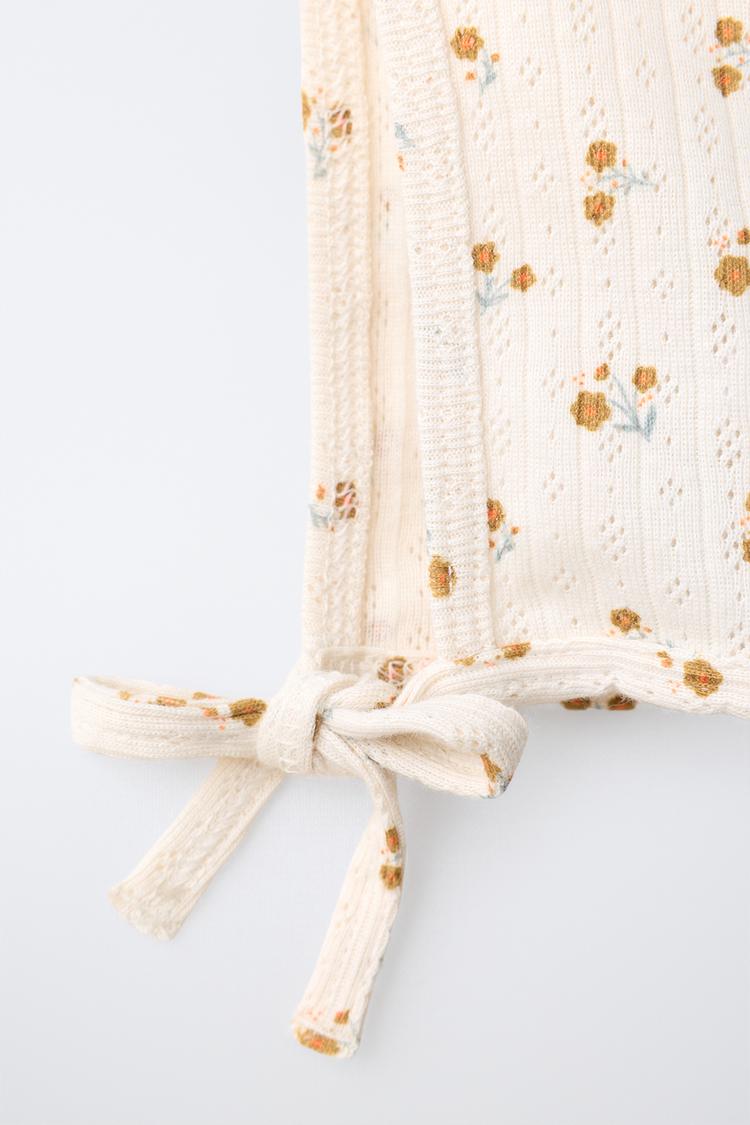 Pack de playera con estampado floral, mallas y gorro 6