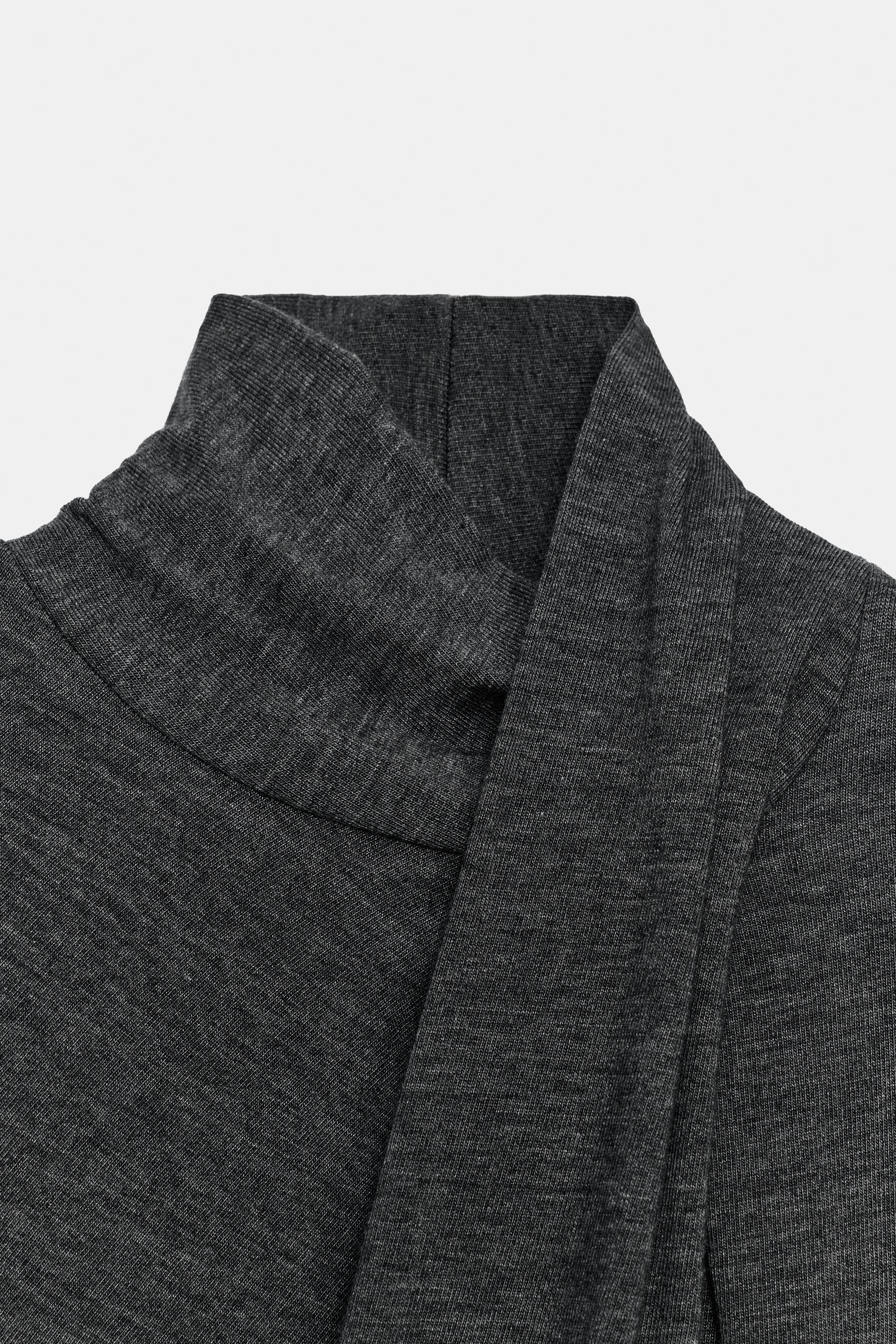 T-SHIRT COL MONTANT DRAPÉ