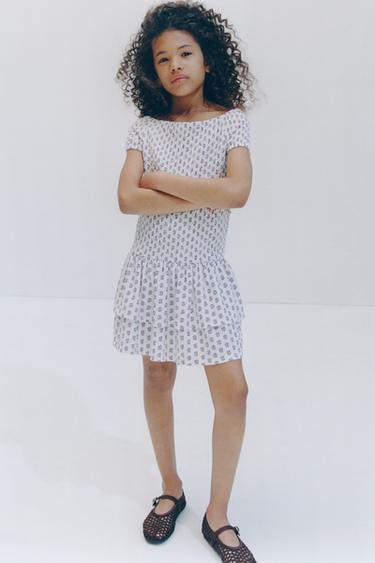 فستان بملمس وفريلز - خام / أسود الخاص بـ Zara