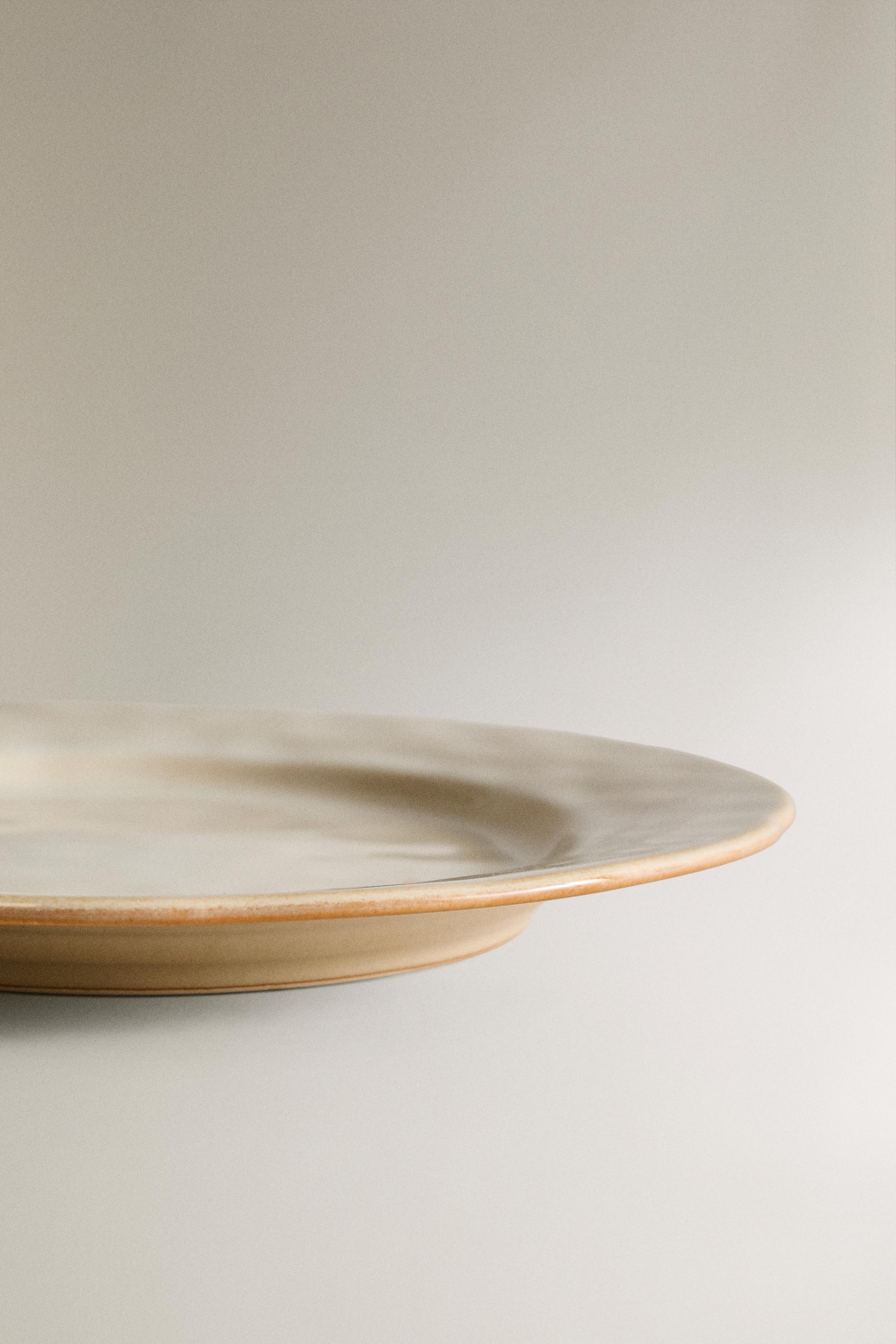 STONEWARE DINNER PLATE WITH IRREGULAR EDGE
