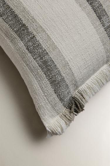 HOUSSE DE COUSSIN RAYURES FRANGES - Rayures de Zara - Image 1
