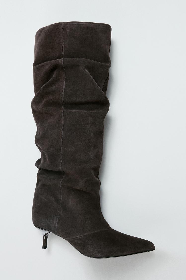 Čizme s kitten potpeticom: Zara modeli su oduševili 1 Bočni prikaz smeđe čizme s nabranim detaljima na sarafu, kitten petom od 4 cm i zašiljenim vrhom.