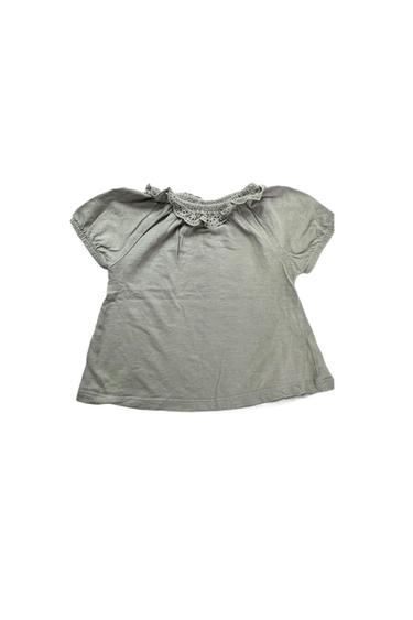 SHIRT WITH EYELET COLLAR AND BALLOON SHORT SLEEVE.