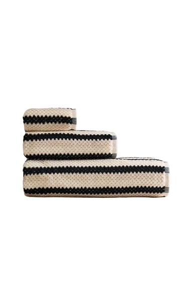 GEOMETRIC JACQUARD BATH TOWEL - Black by Zara