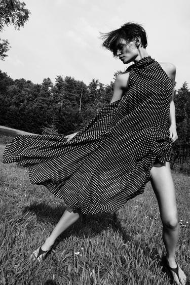VESTIDO HALTER LUNARES ZW COLLECTION - Negro / Blanco de Zara