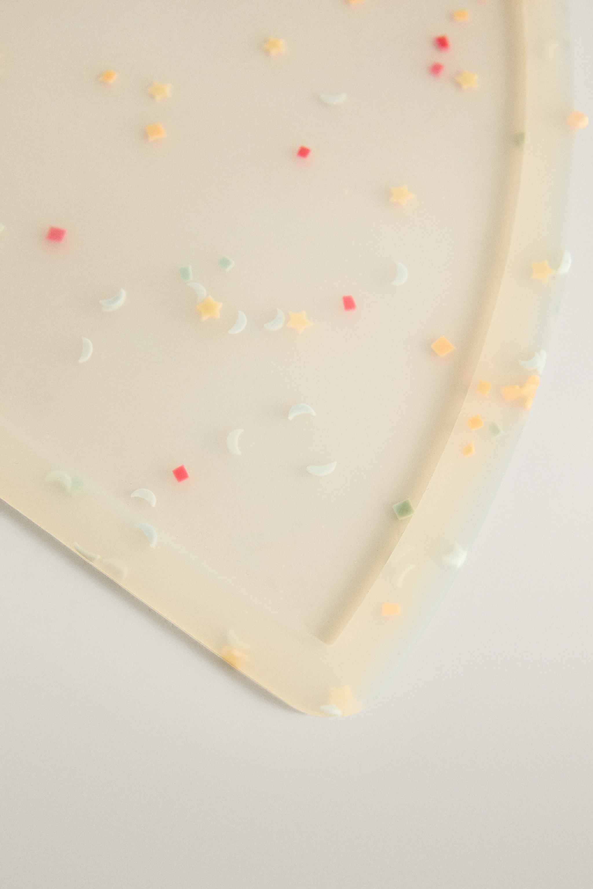 KIDS’ SILICONE CONFETTI PLACEMAT