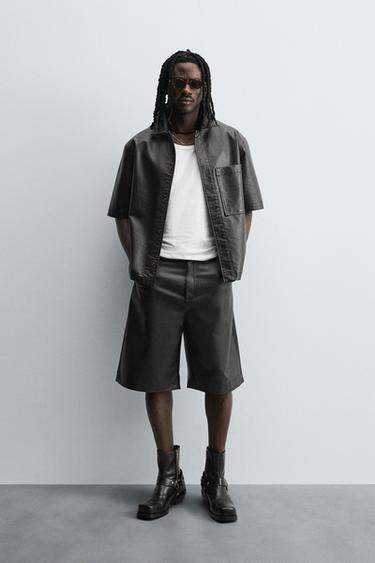 BERMUDA OVERSIZE FIT EFECTO PIEL  LIMITED EDITION - Negro de Zara