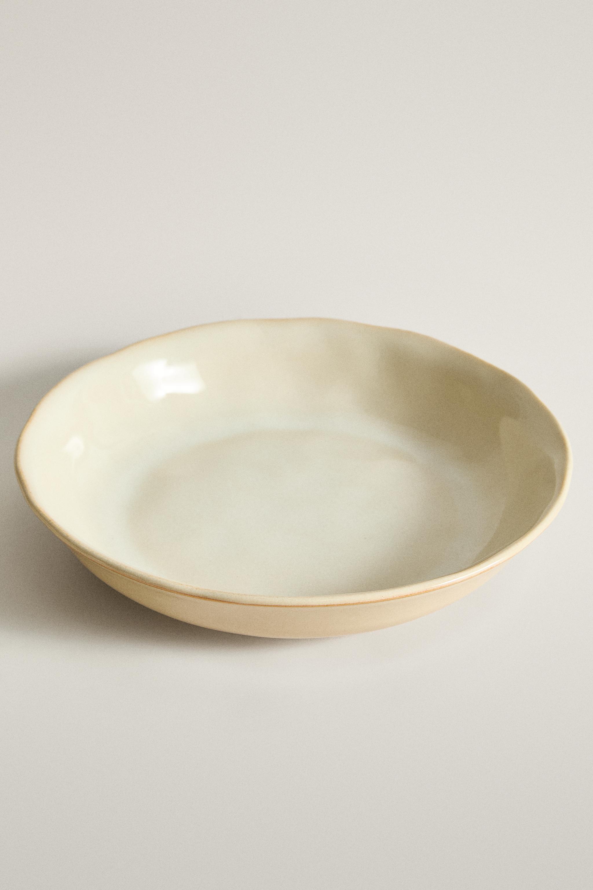 ASSIETTE CREUSE EN GRÈS À BORD IRRÉGULIER