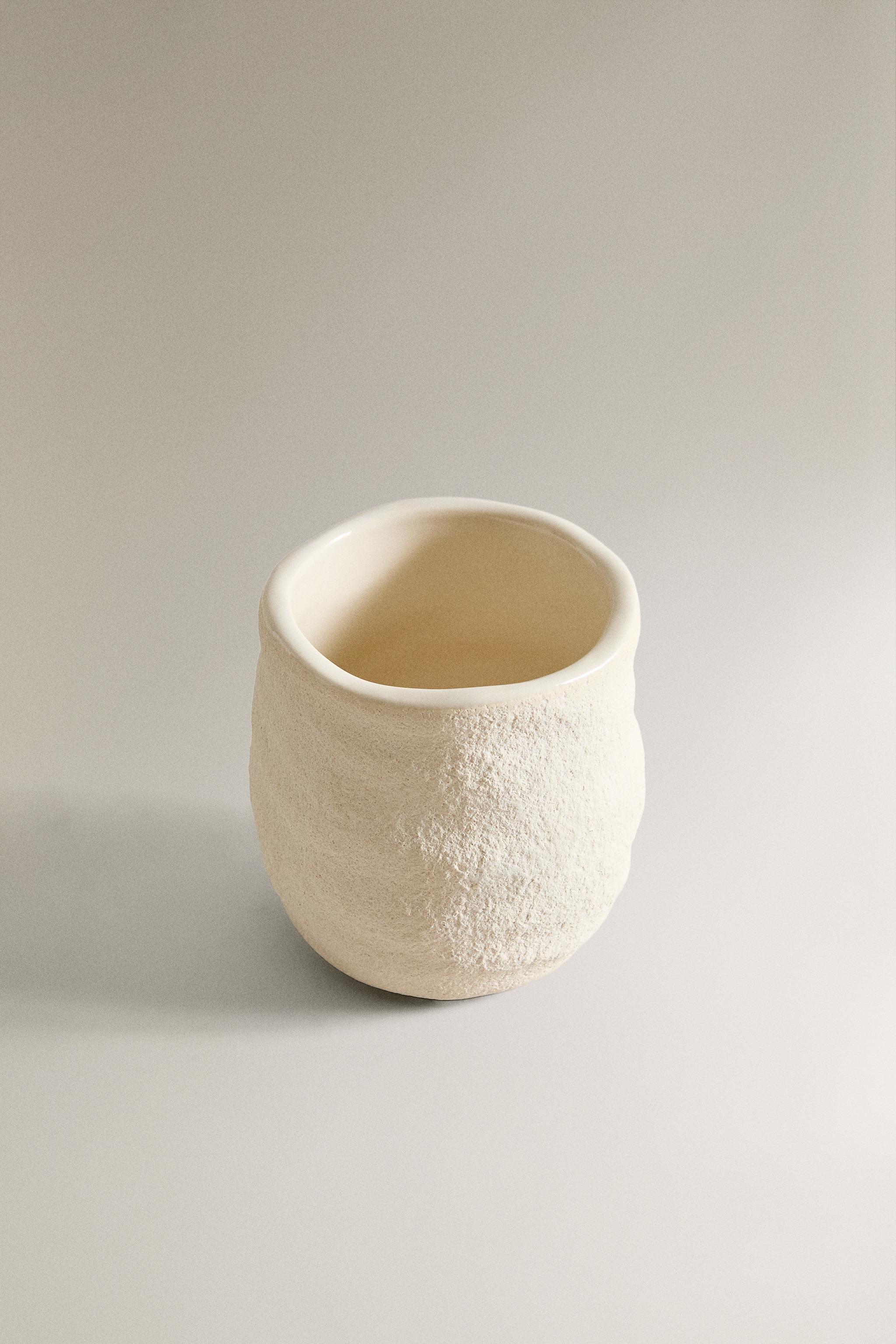 TEXTURED CERAMIC TOOTHBRUSH TUMBLER — Ecru
