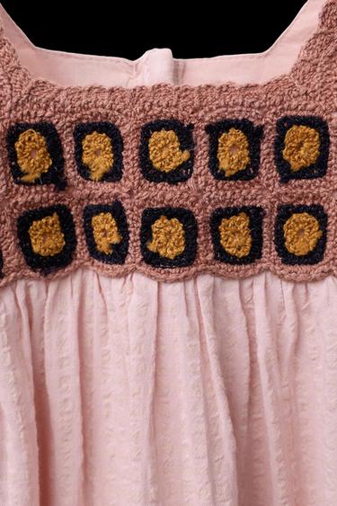 KLEID MIT HÄKELDETAILS - Pastellrosa von Zara