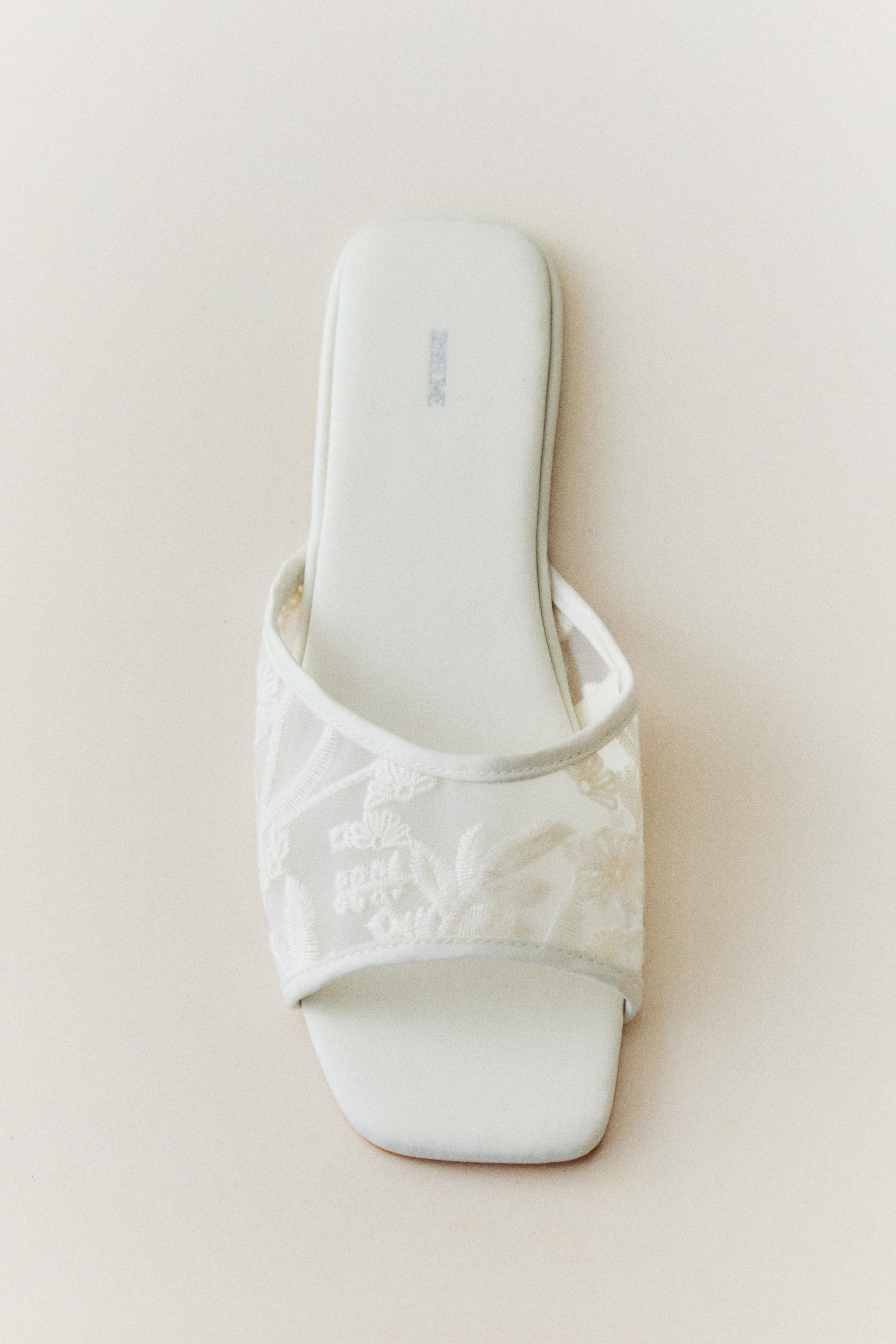 SLIDERS WITH FLORAL DETAILS — White
