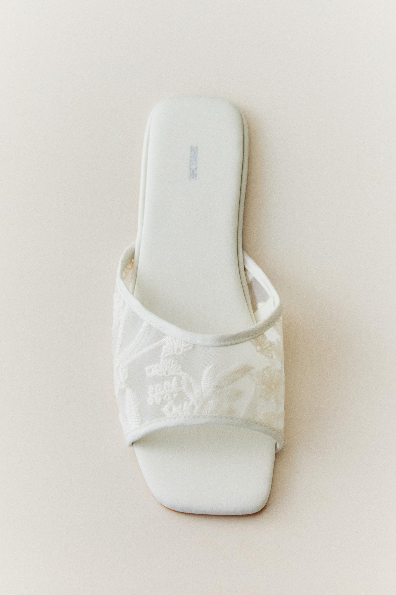 SLIDERS WITH FLORAL DETAILS — White
