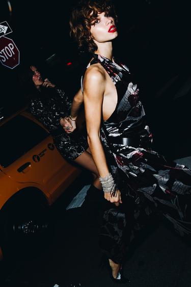 ROBE EN VELOURS BRODÉE - Noir / Sable de Zara - Image 1