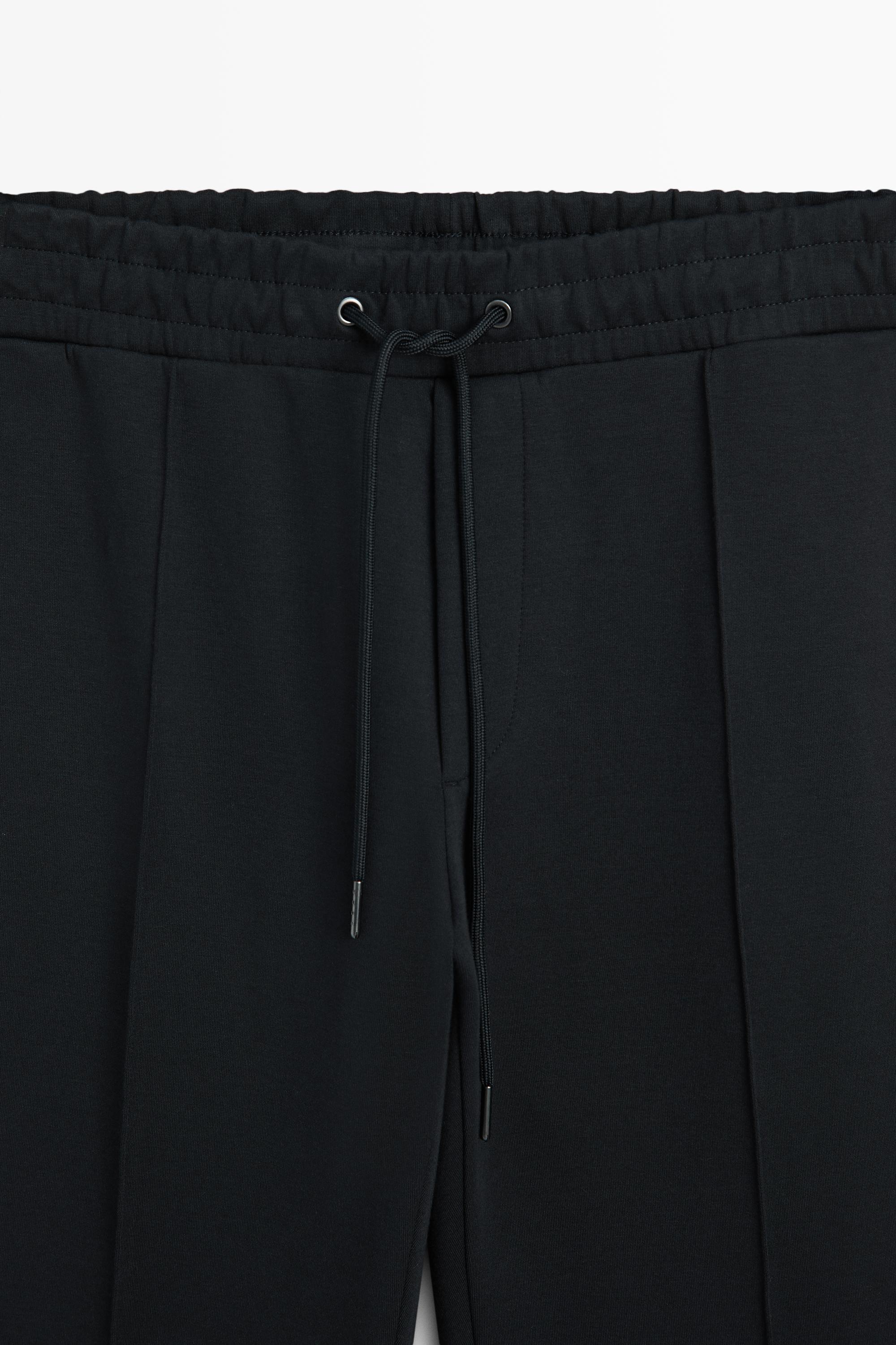 Pantalon à détails de coutures, total look