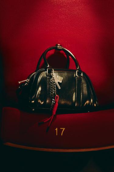 チャーム付きハンドバッグブラックZaraのチャーム付きハンドバッグ - ブラック 