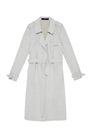 Light grey trench coat with lapels, a tie belt and cuff tabs against a white background. Neck label with the text ZARA BASIC.