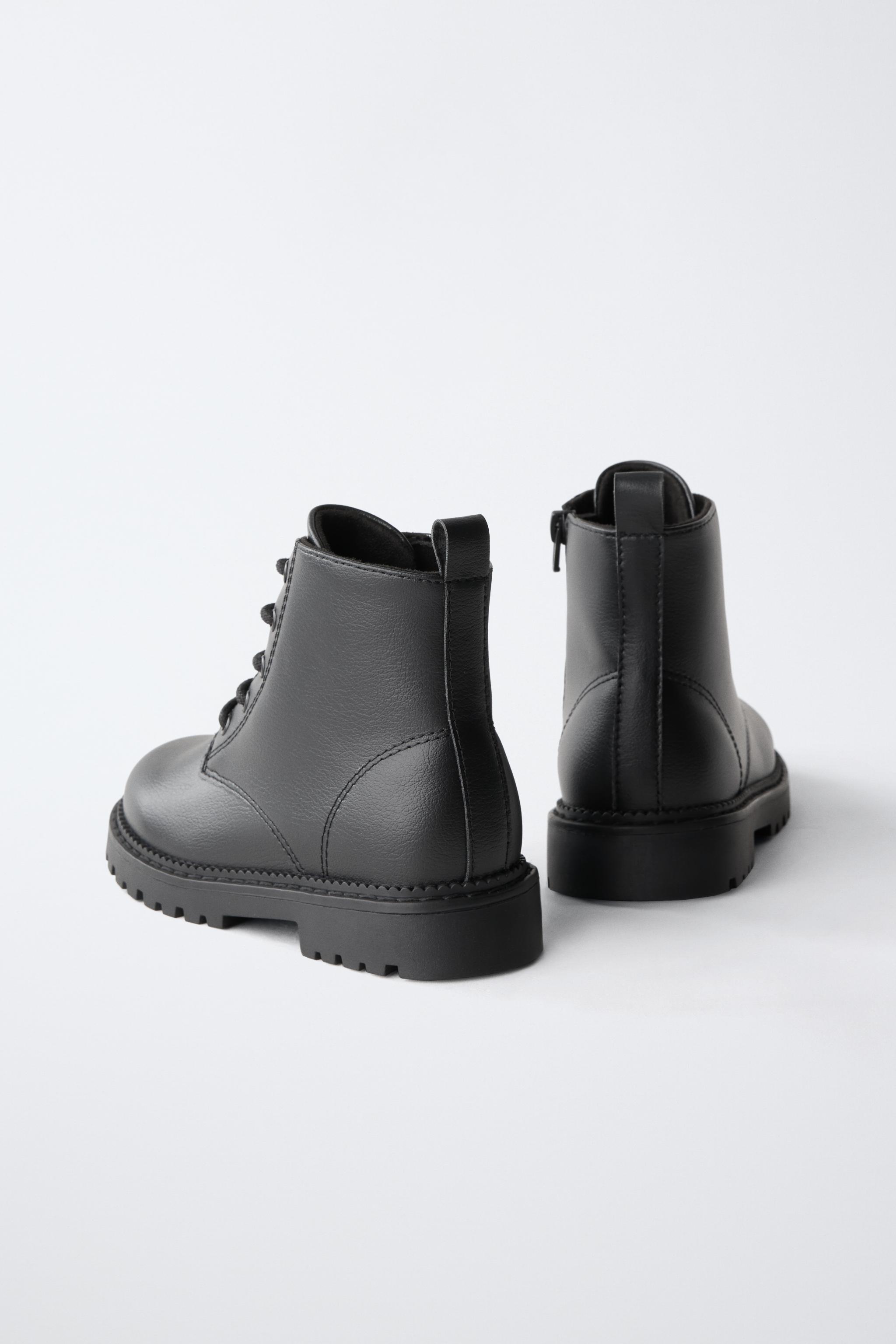 BOTTINES À LACETS