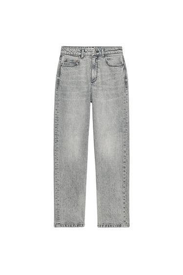 Front view of light blue jeans, high-waisted, mom fit, five pockets, front zip and button fastening.