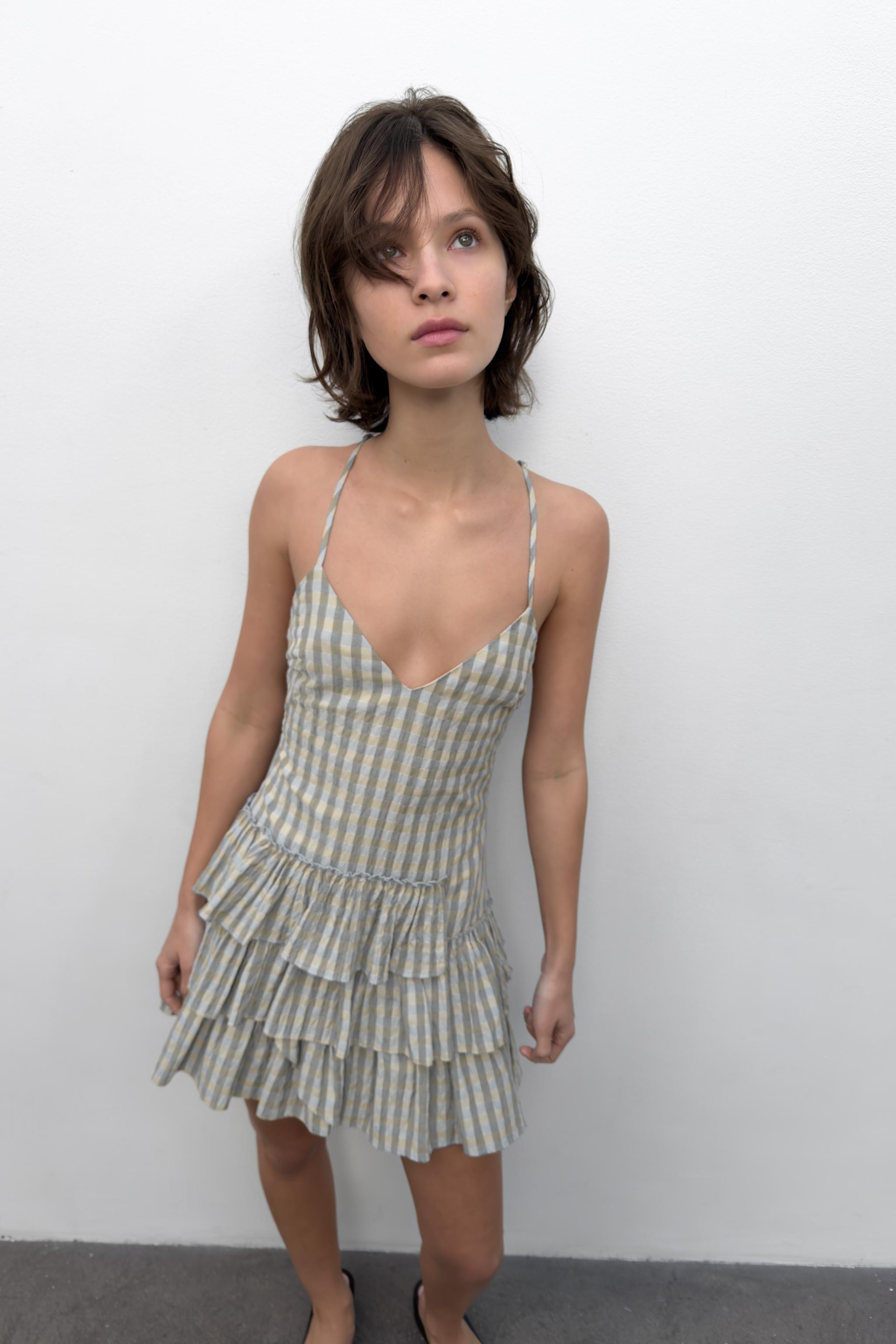 ROBE COURTE À CARREAUX ET VOLANTS