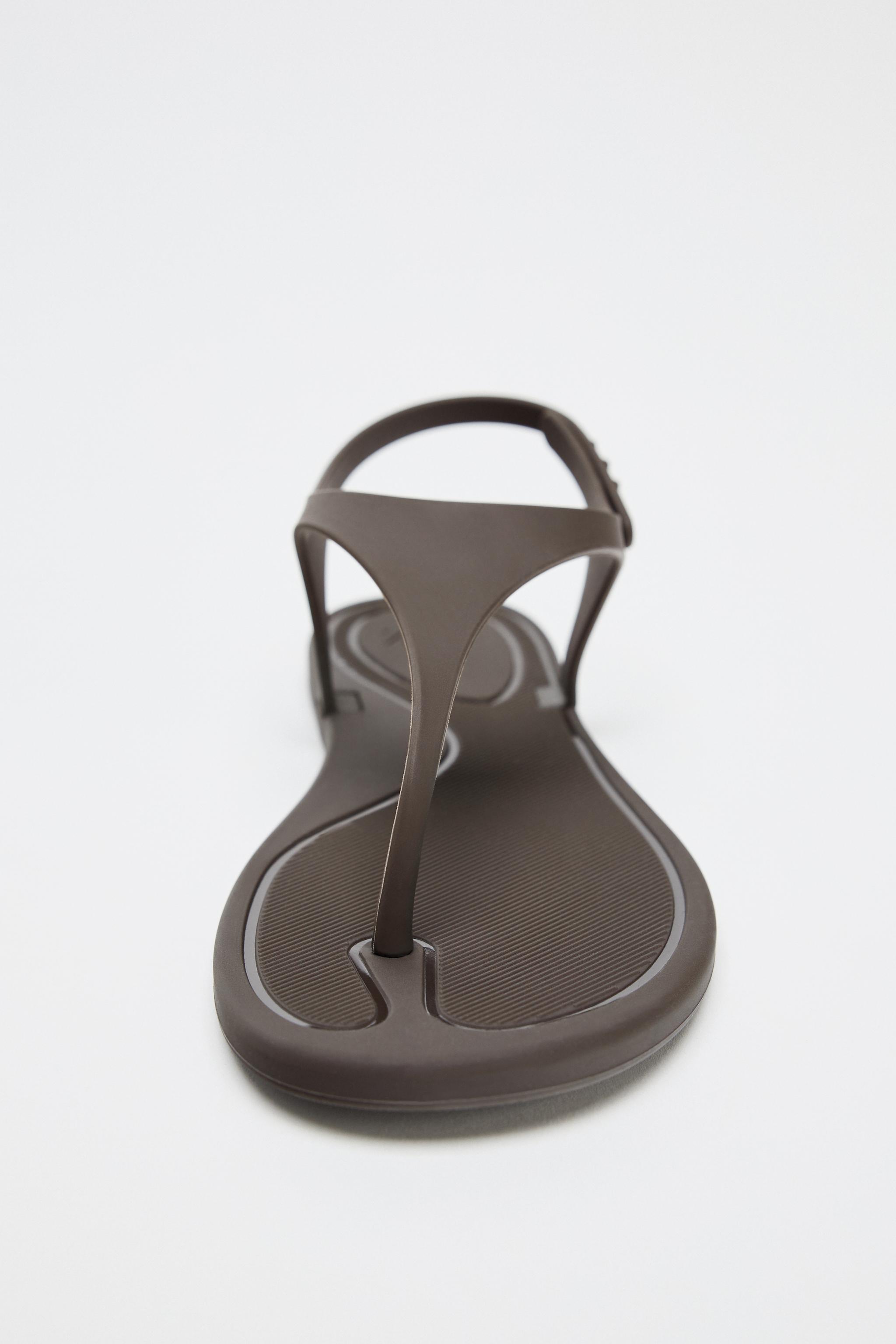 【ZARA】 ラバーフィニッシュ サンダル 5508/510/700 RUBBERISED SANDALS - Burgundy Red | ZARA Australia