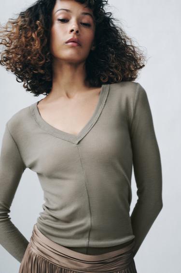 ФУТБОЛКА В РУБЧИК С V-ОБРАЗНЫМ ВЫРЕЗОМ — СВЕТЛЫЙ ХАКИ от Zara