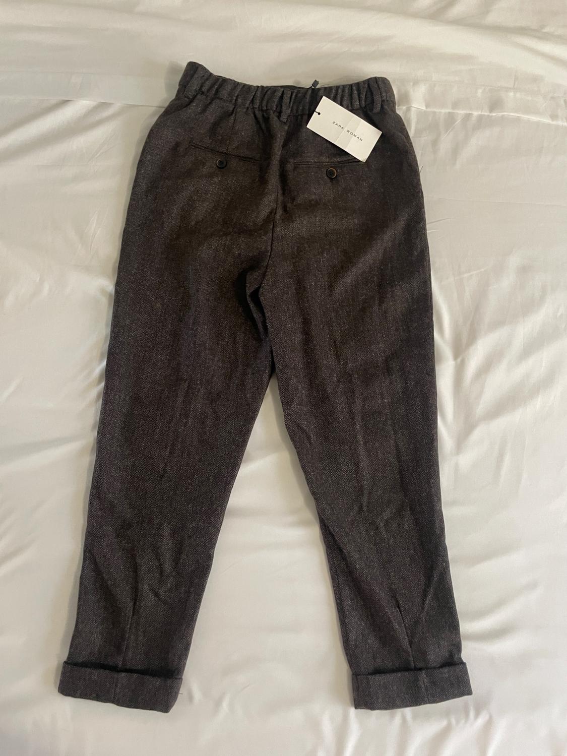 PANTALÓN GRIS  MARRÓN CON BAJO DOBLADO Y DE TIRO ALTO - Image 2