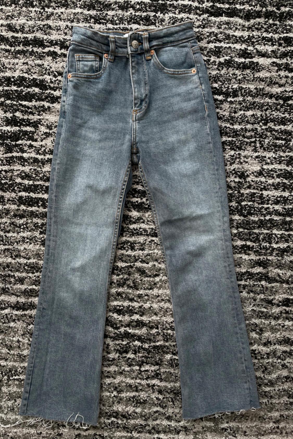 CROPPED FLARE MID-RISE JEANS