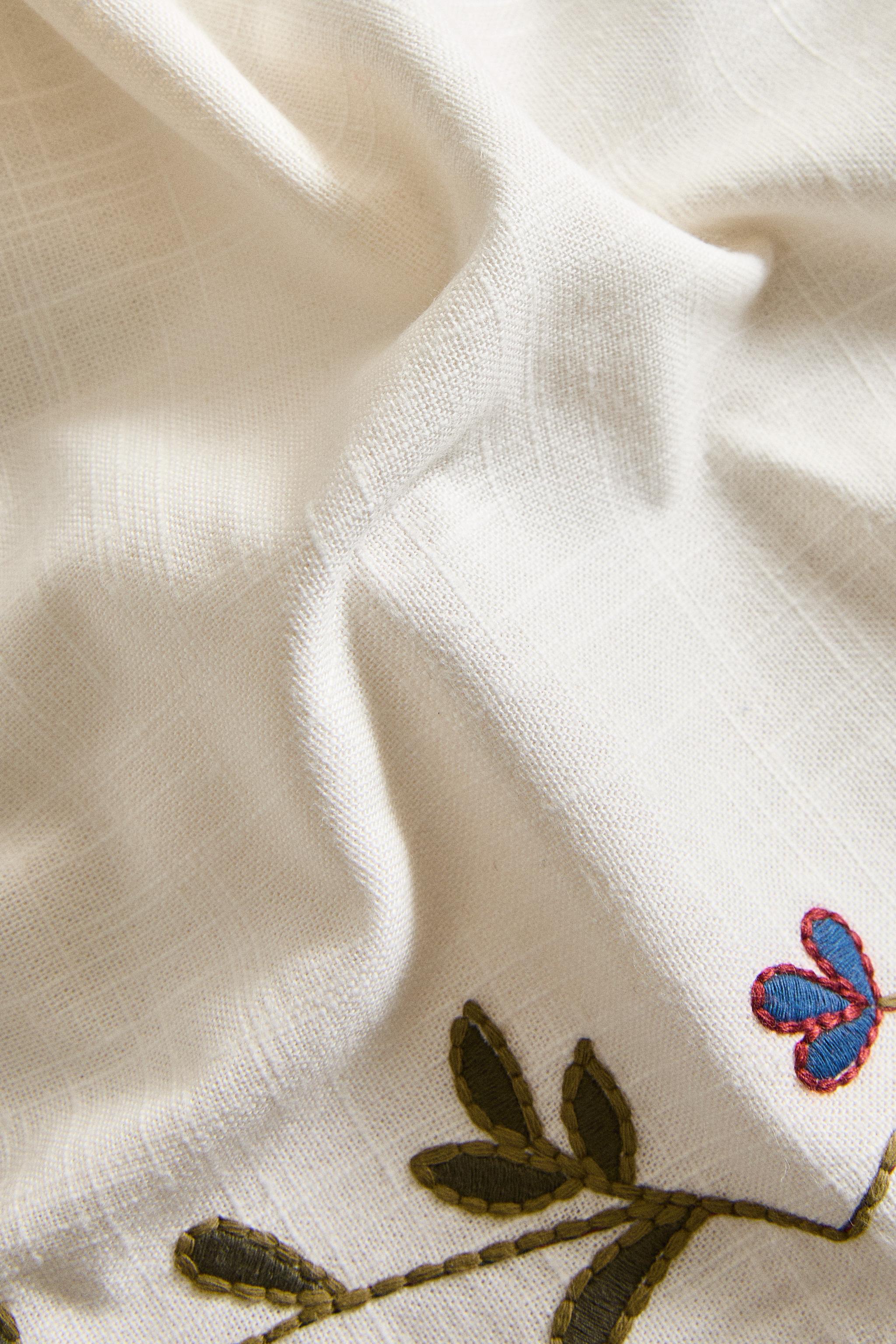 PLACEMAT WITH FLORAL EMBROIDERY