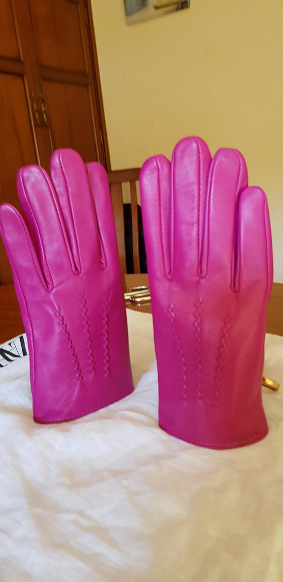 JUEGO GUANTES DE PIEL Y LLAVERO - Image 2