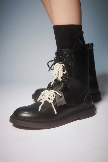 BOTTINES AVEC DÉTAIL DE LACETS - Noir de Zara