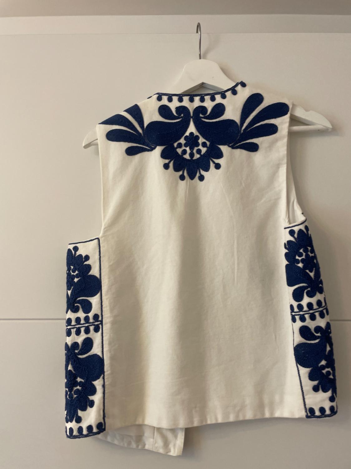 WAISTCOAT WITH CONTRAST EMBROIDERY - Image 2