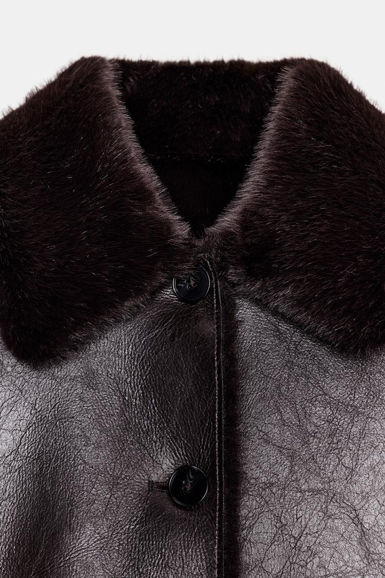 Podroben opis rjavega ovratnika s krznenim učinkom in zapenjanjem na gumbe na jakni.