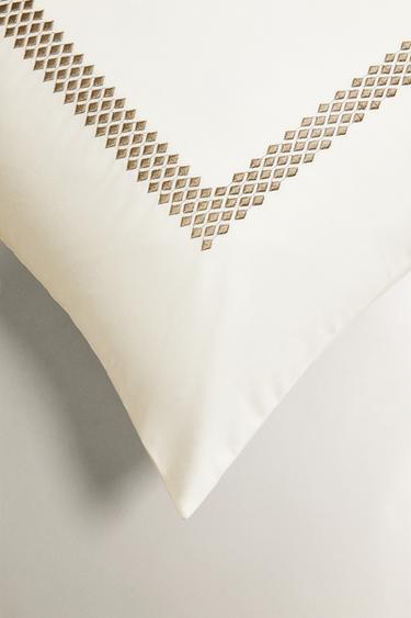 TAIE D’OREILLER SATIN BRODÉ GÉOMÉTRIQUE - Marron / Taupe de Zara - Image 3