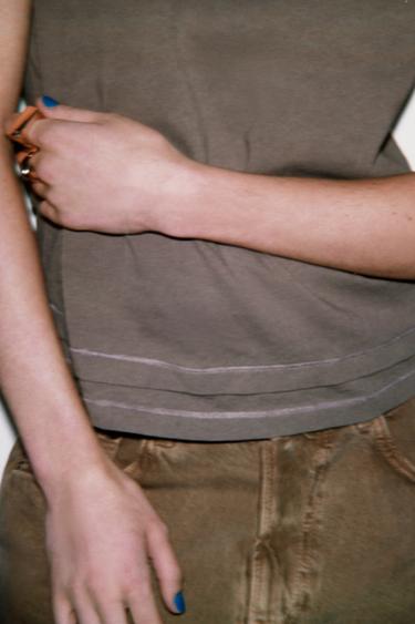 T-SHIRT MET KORTE MOUWEN EN DUBBEL EFFECT - Chocolade van Zara