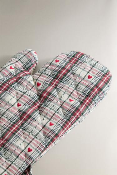 CHRISTMAS HEART OVEN GLOVE - Red by Zara - Image 1