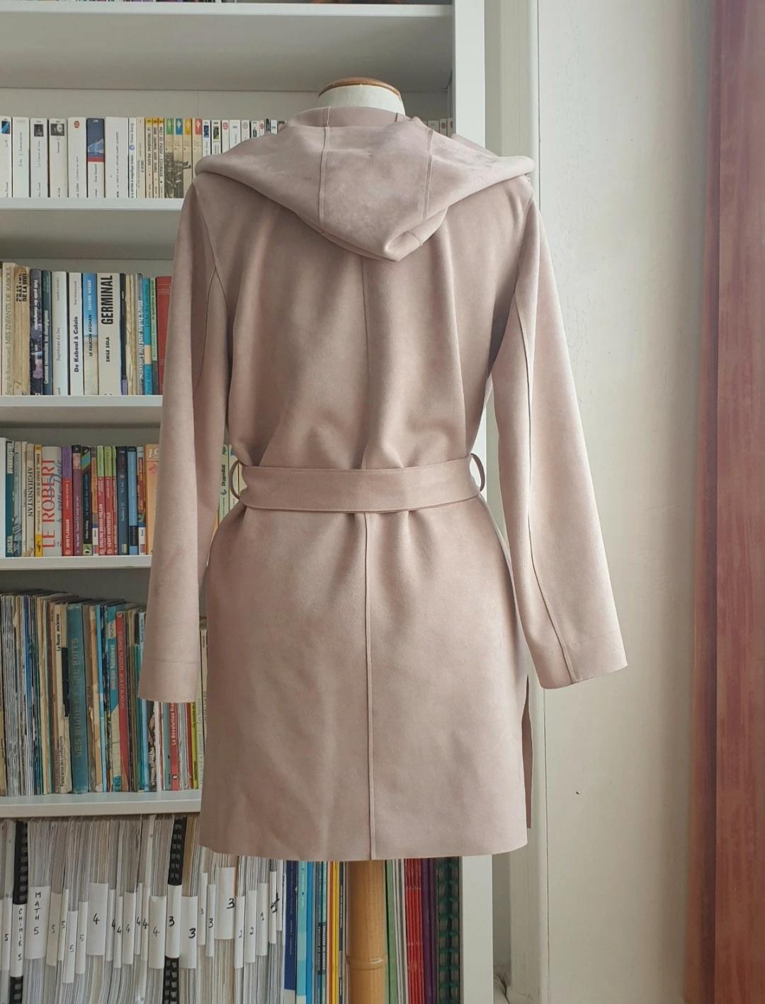 VESTE ROSE EFFET DAIM AVEC CAPUCHE ET CEINTURE - Image 3
