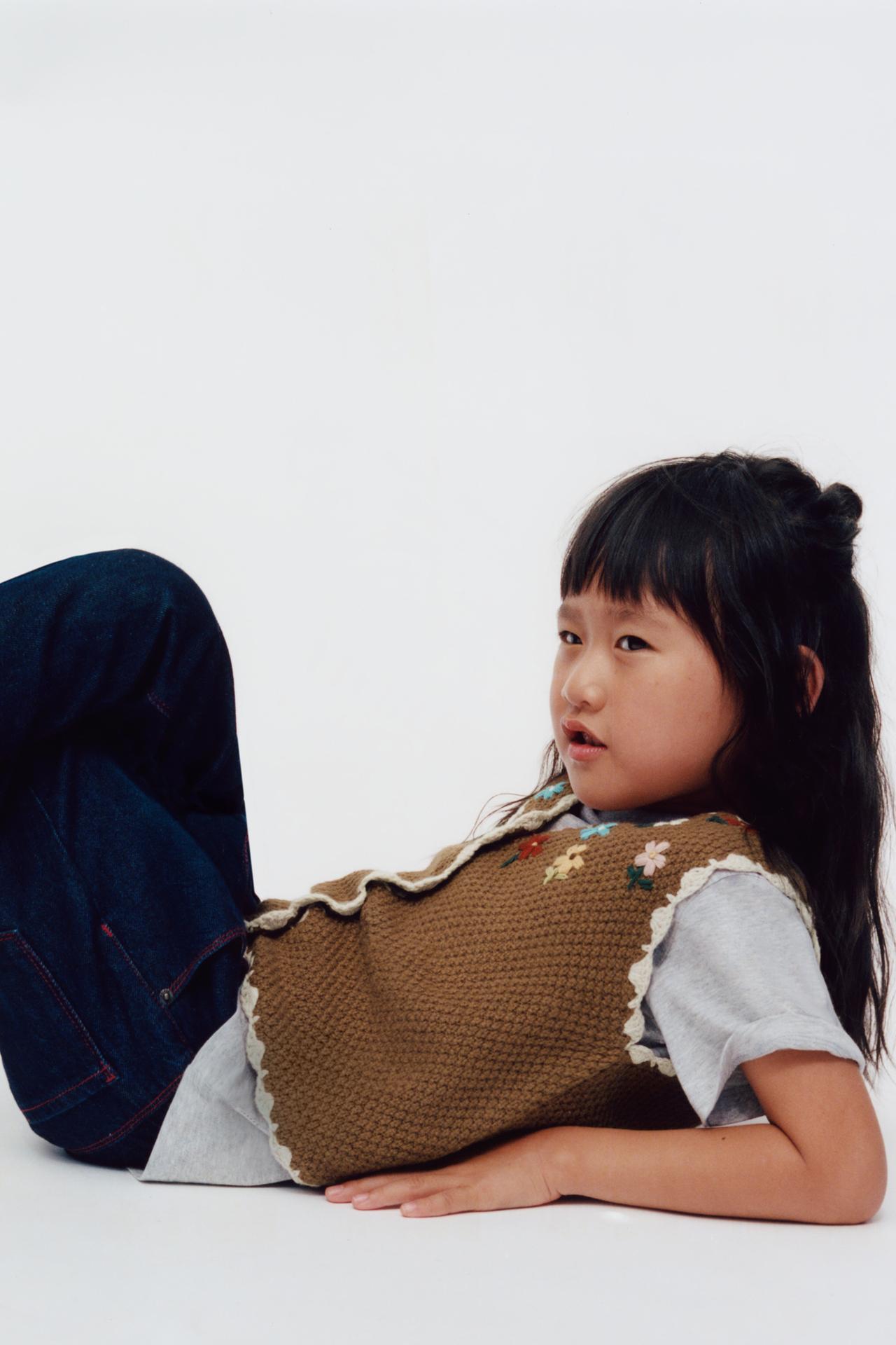 EMBROIDERED KNIT VEST — Chocolate