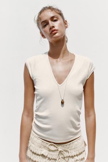 CAMISETA ESCOTE PICO RIB - Crudo de Zara