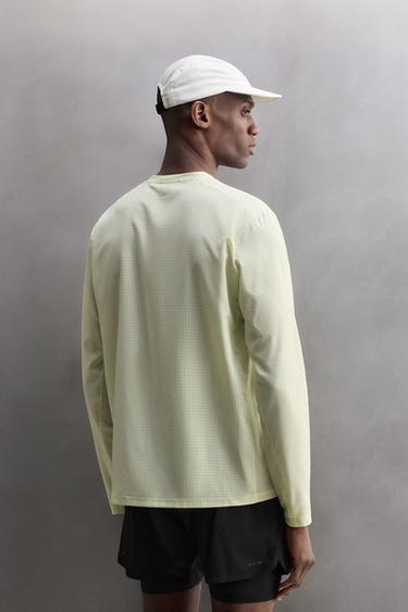 T-SHIRT PERFORÉ À MANCHES LONGUES - Citron vert de Zara - Image 2