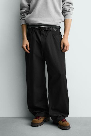 PANTALÓN CURVED FIT - Negro de Zara