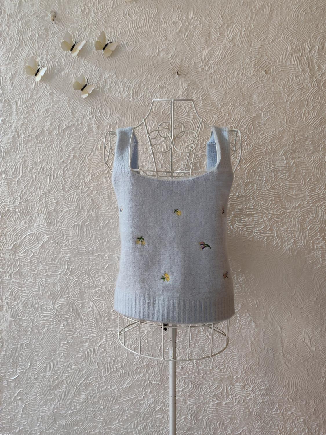 KNIT TOP WITH FLORAL EMBROIDERY