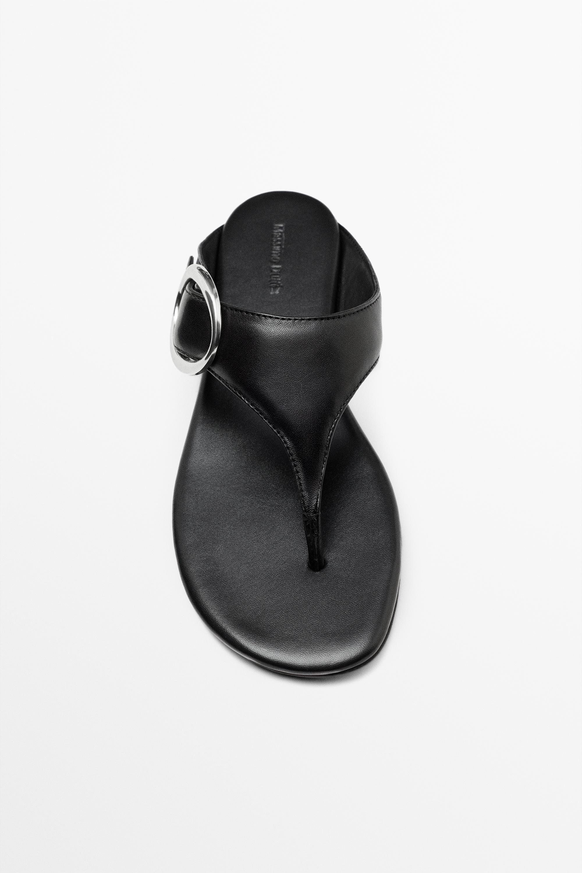 Leather sandals with metal ring